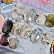 Load image into Gallery viewer, Moss Agate Palm Stones
