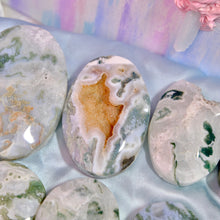 Load image into Gallery viewer, Moss Agate Palm Stones