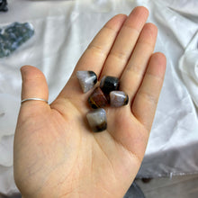 Load image into Gallery viewer, Agate "eye" Carvings